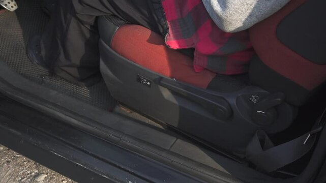 Mechanical adjustment of the height of the driver's seat in the car