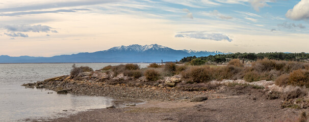 Panorama du mont Canigou  et de l'étang de Salses/Leucate 