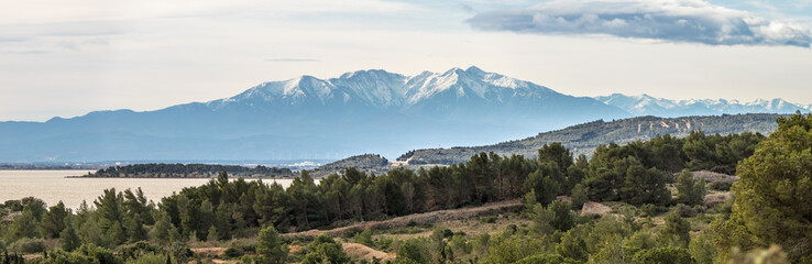 Panorama du mont Canigou  et de l'étang de Salses/Leucate 