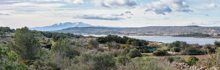 Obraz premium Panorama du mont Canigou et de l'étang de Salses/Leucate 