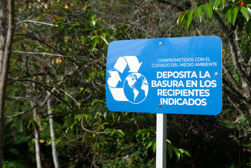 Signage to promote the proper disposal of garbage in the park, focused on the care and preservation of the environment.