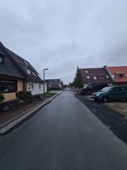 Obraz premium Wohngebiet mit atmosphärischem Himmel, während der Abenddämmerung, in Rostock - Lichtenhagen