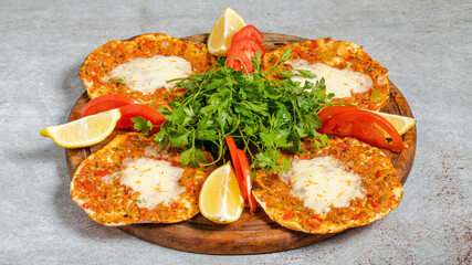 Four delicious turkish mini lahmacun on wooden tray
