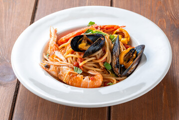 Spaghetti allo scoglio, tradizionale ricetta di pasta con frutti di mare, cibo italiano, cucina mediterranea 