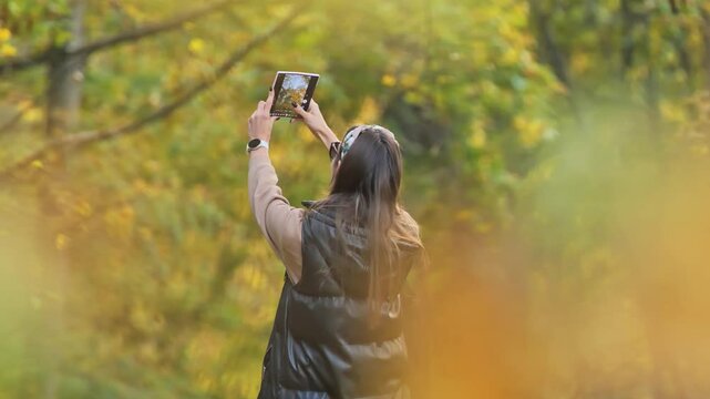 Autumn scenery uses foldable smartphone to capture the vibrant landscape, Close up
