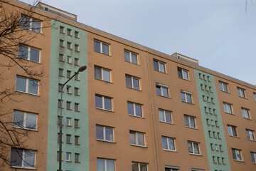 Fototapeta premium An elegant vintage apartment building facade showcasing beautiful beige and green accents throughout