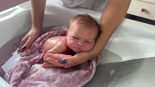 bebe tomando primeiro banho 