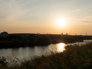 夕暮れの大和川沿いの景色