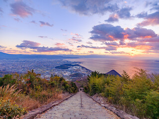 高屋神社からみる香川県の観音寺市の夕景　天空の鳥居