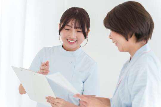 検査を受ける女性と看護師（健康診断・医療・患者・乳がん・子宮頸がん）