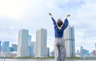 外で深呼吸する女性　後ろ姿