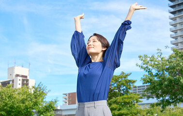 外で深呼吸する女性