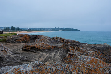 Obraz premium Rock cliff view around Curl Curl Beach, Sydney, Australia.