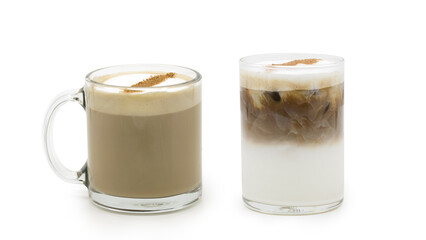 하얀 배경 위 아이스컵과 핫컵에 담긴 카푸치노