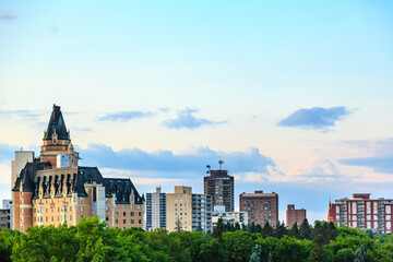 A city skyline with a large building in the middle