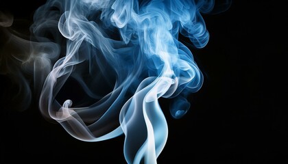 黒い背景に淡いブルーとホワイトの煙が静かに漂い、霧のように広がりながら光を反射する美しく幻想的な演出
