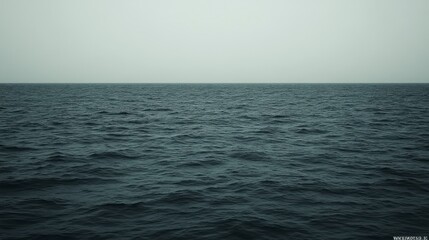 Obraz premium Calm ocean surface on an overcast day.