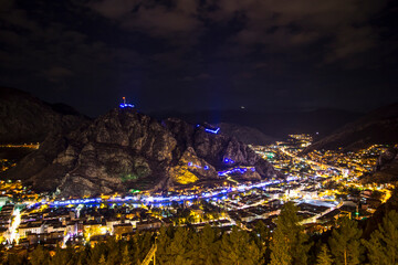 Obraz premium Amasya Turkey Old Ottoman houses evening panoramic view by the Yesilirmak River in Amasya City. Amasya is populer tourist destination in Turkey. 