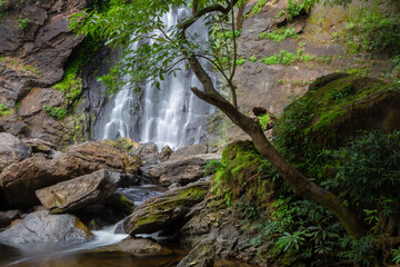 
Khlong Lan Waterfall is one of the most beautiful and grand waterfalls in Thailand. The area above the cliff of the waterfall is a wide plain. Below the waterfall is a large pool where you can swim. 
