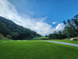 녹색 잔디가 펼쳐진 골프장 풍경, Golf course scenery with green grass