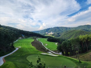 녹색 잔디가 펼쳐진 골프장 풍경, Golf course scenery with green grass