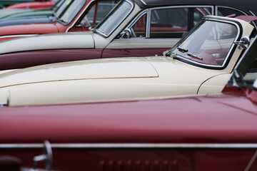 Oldtimer Fahrzeuge auf einem Parkplatz