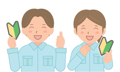 初心者マークを手に持って笑う作業着の男女スタッフ（上半身）
