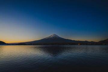 河口湖の湖畔から、湖面に映る富士山の日の出