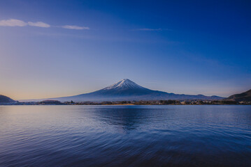 青空と湖面に映る富士山の絶景