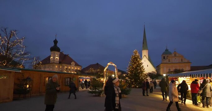 Christkindlmarkt auf dem Kapellplatz, Alt&ouml;tting, Bayern, Deutschland