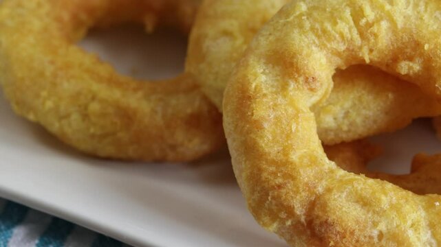 calamars frit &agrave; la romaine, en gros plan.