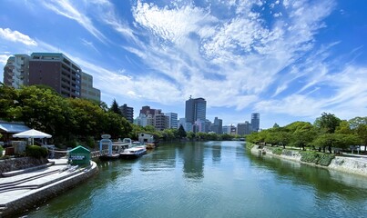 Obraz premium The Serene Lake View of Hiroshima Peace Memorial Park, Japan