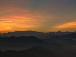 朝日が昇った山の風景