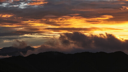 朝日が昇る空の色