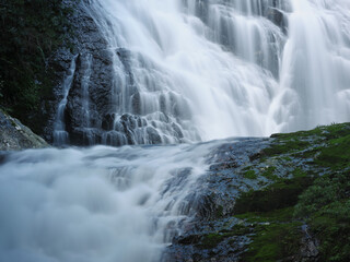 Obraz premium 流れ落ちる滝