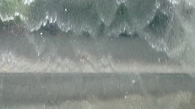 壁に沿って流れる水