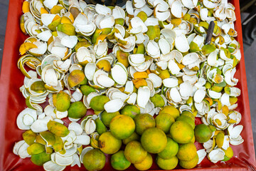 Gesch&auml;lte und ganze Limetten und Limettenschalen auf einem gro&szlig;en Tisch ausgebreitet. In den Stra&szlig;en von Neu-Delhi Indien 