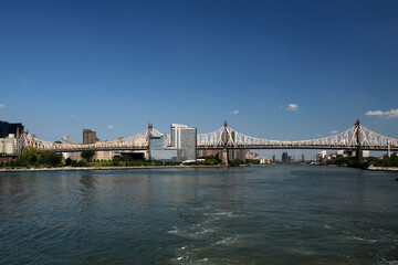 Obraz premium Queensboro Bridge in New York City, spanning the East River. new york manhattan view from east river