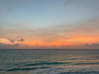 青い海での夕焼け