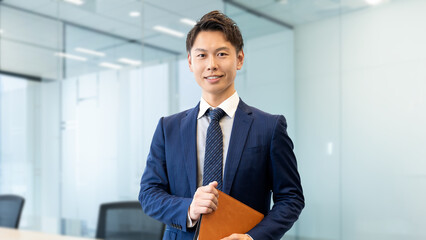 バインダーを持つ男性ビジネスマン