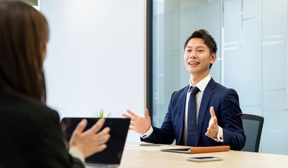 笑顔で対話・商談をする男性ビジネスマン