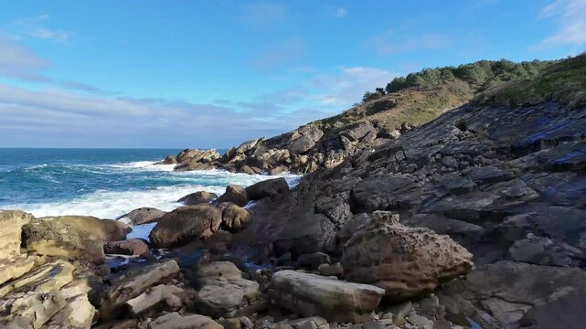 PASSAGE DANS LES ROCHES ET 3 QUART VERS LES VAGUES | VUE DRONE
