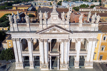 Fototapeta premium Vista aerea della Basilica di San Giovanni a Roma.Religione e storia in una città unica