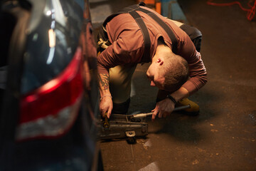 Mechanic changing tires of car in tire service