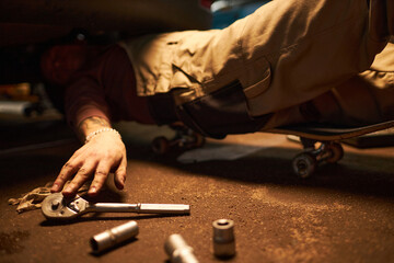 Mechanic using tool to repair the car in car service