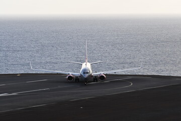 THE BEAUTY OF ENGINEERING IN COMMERCIAL AIRCRAFT AND THE PLEASURE OF TRAVELING