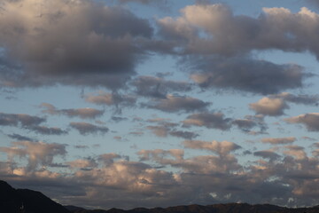 Una toma de cerca de un bello amanecer con varias nubes