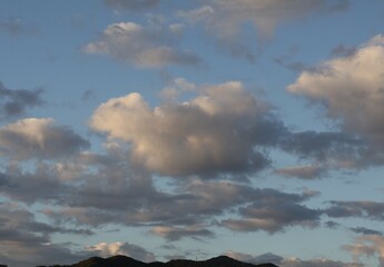 Una toma de cerca de un bello amanecer con varias nubes