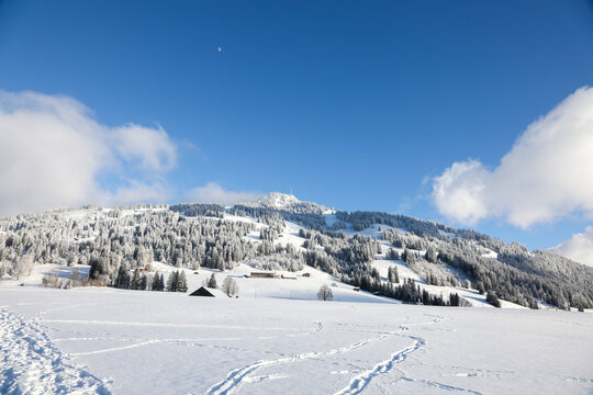 Hiking between Gstaad and Saanenmoser