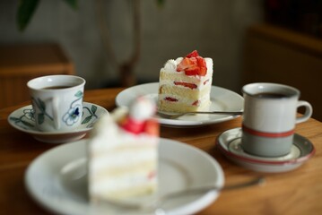 イチゴのショートケーキとホットコーヒー